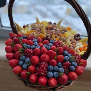 Корзина с ягодами и орехами «Ноктюрн»
