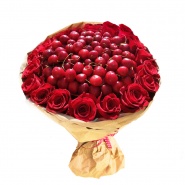 Ягодный букет с розами Страстная черешня