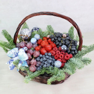 Новогодняя корзинка с ягодами "Аромат"