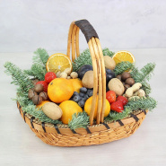 Новогодняя корзина с фруктами и орехами
