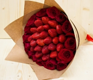 Фрутто Клубничный с красными розами